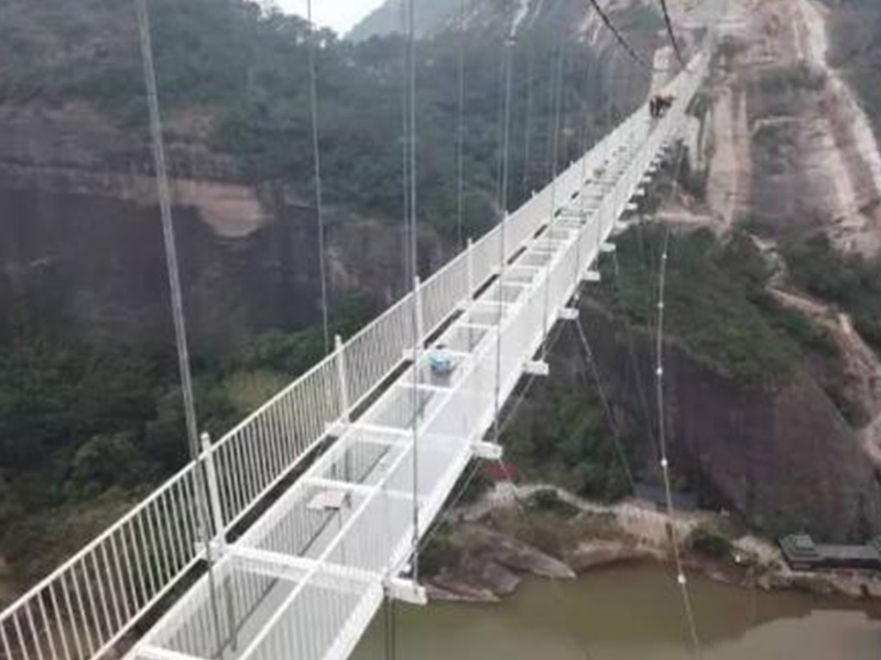 玻璃吊橋受到外國人質(zhì)疑，不遠(yuǎn)萬里來砸橋，結(jié)局讓人很無奈